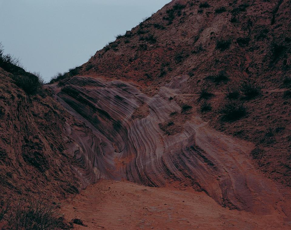  陈卓-《Hidden》 朱砂色的山石，陕西靖边，2015